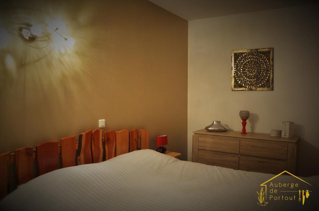 Auberge De Portout Шана Номер фото